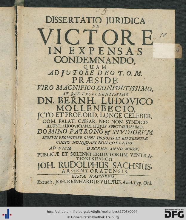 Offenes Buch mit dem Titel "Dissertation Juridica de Victore in Expensas Condemando" und sichtbaren Textseiten, wahrscheinlich eine Sammlung von juristischen Dokumenten.
