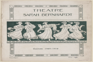 Ein Vintage-Plakat des Théâtre Sarah Bernhardt von 1909-1910, das eine Gruppe von Frauen in der Mitte und Text über das Theater und seine Darsteller zeigt.