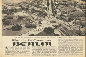 Schwarz-weiß-Fotografie eines alten Zeitungsartikels mit einer Stadtansicht mit Gebäuden, Bäumen und Fahrzeugen sowie Text.