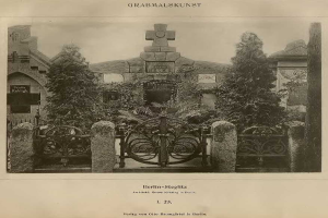 Altes Schwarz-Weiß-Foto eines Friedhofs in Berlin, Deutschland, mit einem Tor, einer Wand, Bäumen und einem Gebäude im Hintergrund mit Text unten lesend "Grammalskunst, Berlin-Steglitz, Architekt, Bruue Morning in Berlin".