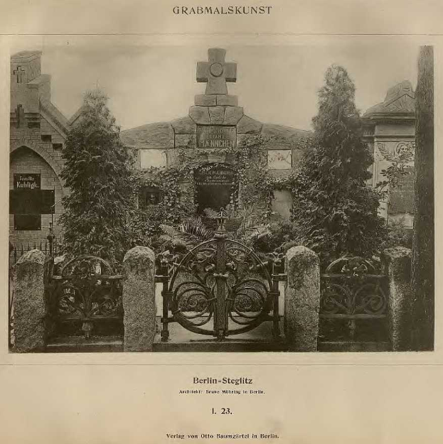 Altes Schwarz-Weiß-Foto eines Friedhofs in Berlin, Deutschland, mit einem Tor, einer Wand, Bäumen und einem Gebäude im Hintergrund mit Text unten lesend "Grammalskunst, Berlin-Steglitz, Architekt, Bruue Morning in Berlin".