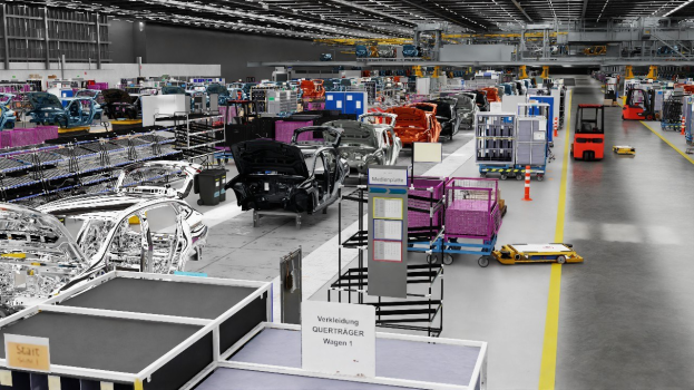 Eine große Volkswagen-Fabrik-Montagelinie mit mehreren Autos in der Produktion, Metallstrukturen an den Seiten, einer Wand im Hintergrund und Deckenleuchten oben.