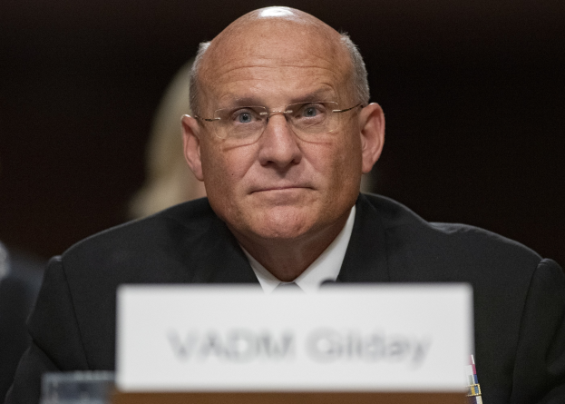 Ein Mann im Anzug und mit Krawatte, identifiziert als Vadim Gilday, sitzt an einem Tisch mit einer Namensschilder und einem Stift und Aussagen vor dem Senatsjustizausschuss.