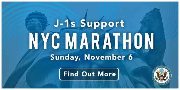 Plakat, das den New York City Marathon mit dem Text "j-1s support NYC Marathon" und dem Logo des Events am 6. November anpreist.