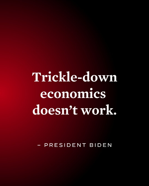 Plakat mit fettem schwarzem Text "Trickle-Down Economics Works Not" auf einem weißen Hintergrund, eingerahmt von einem dünnen schwarzen Rand, begleitet von einem Zitat von Präsident Biden.