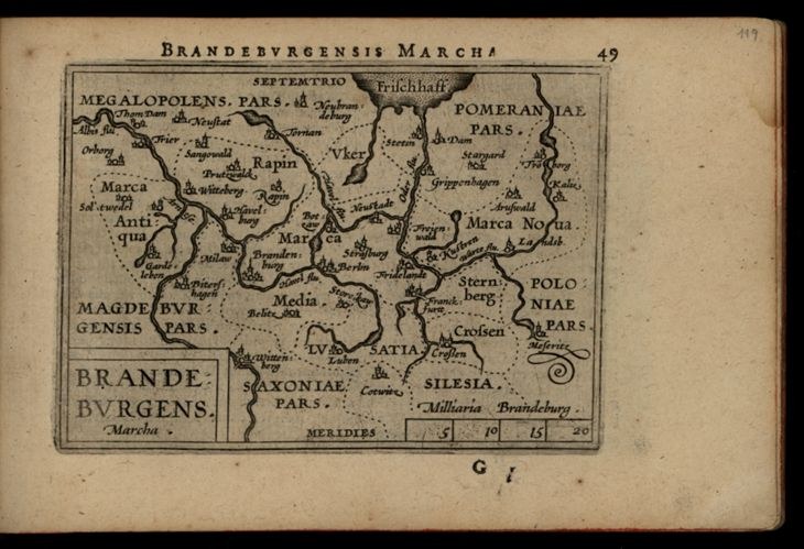 Altes Buch mit schwarzem Hintergrund, das eine detaillierte Karte der Brandenburg-Region Deutschlands zeigt, einschließlich geografischer Merkmale wie Flüsse, Berge und Städte, begleitet von Text über die Region.