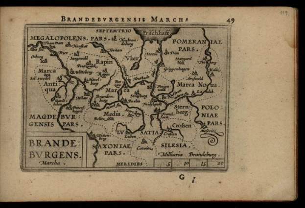 Altes Buch mit schwarzem Hintergrund, das eine detaillierte Karte der Brandenburg-Region Deutschlands zeigt, einschließlich geografischer Merkmale wie Flüsse, Berge und Städte, begleitet von Text über die Region.