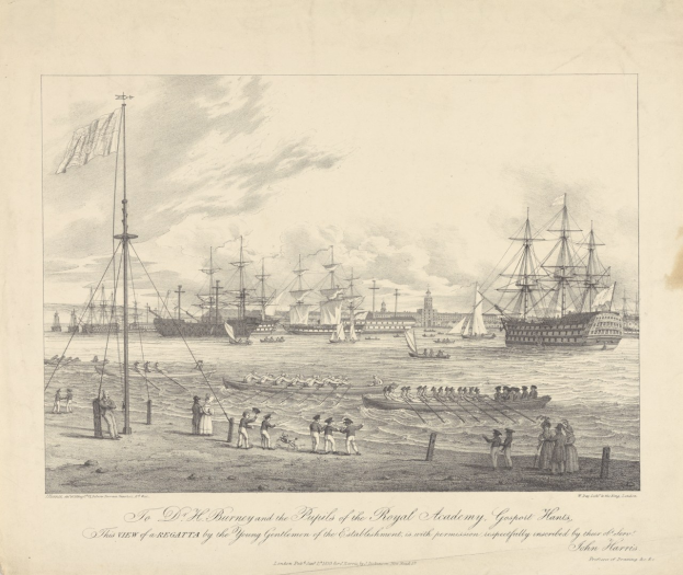 Eine Zeichnung, die eine Regattaszene mit Booten auf dem Wasser, Menschen am Ufer, Fahnenmasten und Gebäuden im Hintergrund zeigt und unten den Titel 'Der Blick auf die Regatta von den jungen Herren der Anstalt der Königlichen Akademie, Gosport Hants' trägt.