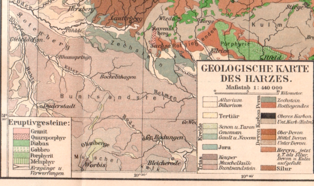 Eine detaillierte Karte des Harz-Gebietes in Deutschland, die Berge, Flüsse, Städte und das Ausmaß des Deutschen Reiches zeigt, mit begleitendem Text, der zusätzliche geografische Informationen liefert.