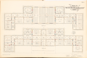 Offenes Buch mit detailliertem Grundrissplan des Berliner Olympiastadions mit begleitendem Text zur Beschreibung des Layouts.
