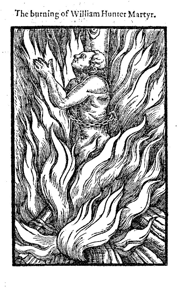 Schwarze und weiße Zeichnung einer Person, die von hellen orangefarbenen und gelben Flammen umgeben ist, mit verschränkten Händen und geschlossenen Augen, beschriftet mit "Die Verbrennung des William Hunter Märtyrer" in fetter schwarzer Schrift.