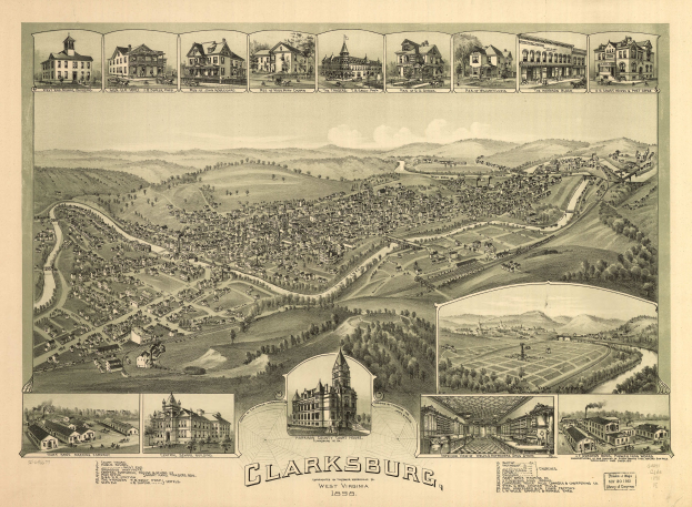 Ein altes Stadtplan von Clarksburg, Virginia, mit Gebäuden, Bäumen, Hügeln und Himmel, mit Text unten.