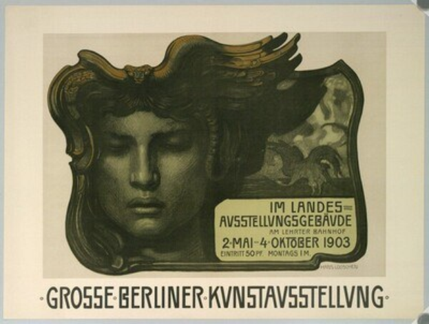 Ein Plakat mit einer Frau mit geschlossenen Augen und einem friedlichen Ausdruck, die ein weißes Kleid und einen blauen Schal tr├Ągt, mit der Aufschrift "Grosse Berliner KVNSTAVSSTELLVING" darum herum.