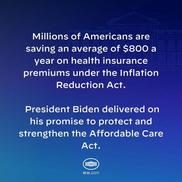 Ein blauer Hintergrund mit weißer Schrift, die besagt "Millionen von Amerikanern sparen durchschnittlich 800 USD pro Jahr an den Gesundheitskostenversicherungsprämien unter dem Inflation Reduction Act" und ein Logo.