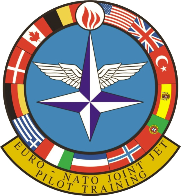 Logo der NATO Joint Jet Pilot Training mit einem blauen Kreis mit einem weißen Stern, umgeben von vier farbigen Flaggen und der Inschrift "NATO Joint Jet" in Weiß.