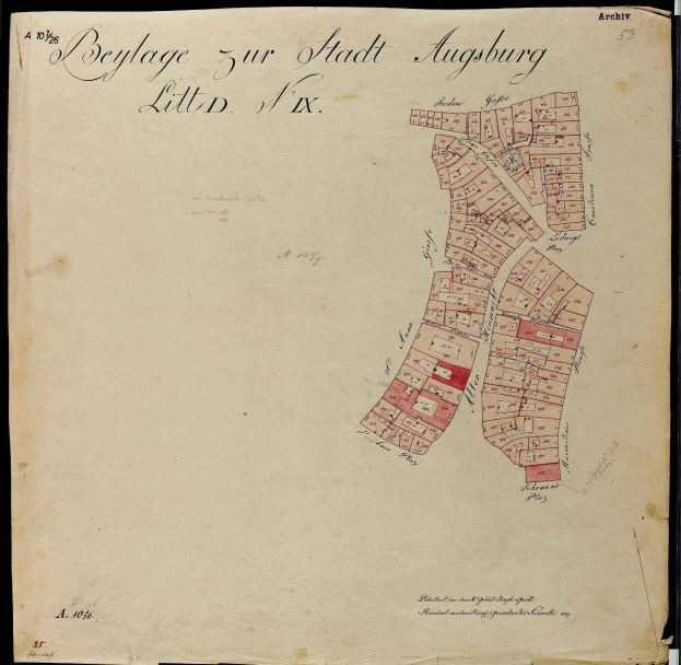 Ein altes Buch mit einer detaillierten Karte von Augsburg, das Straßen, Gebäude und Sehenswürdigkeiten enthält, sowie begleitenden Text mit weiteren Informationen.