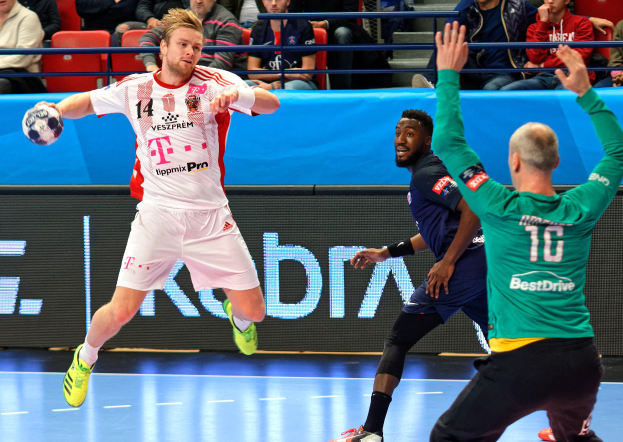 Männer beim Handballspiel auf einem Feld während des Futsal-Weltmeisterschaftsspiels 2019 zwischen Bayern München und Paris Saint-Germain mit Zuschauern im Hintergrund.